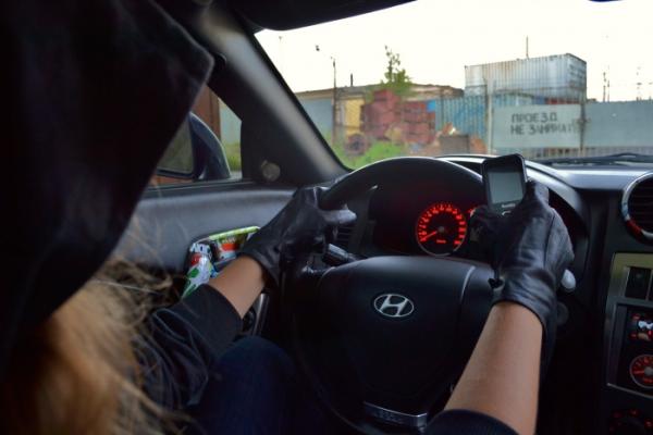 Многодетная ранее судимая девушка угнала автомобиль такси в Ессентуках